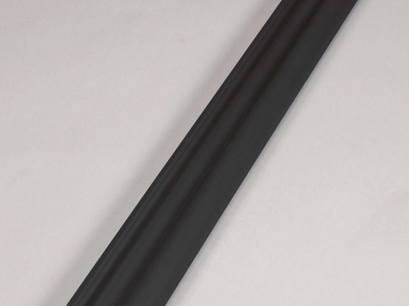 Deep black baseino krašto elementas su grioveliu pirštams įsikibti 