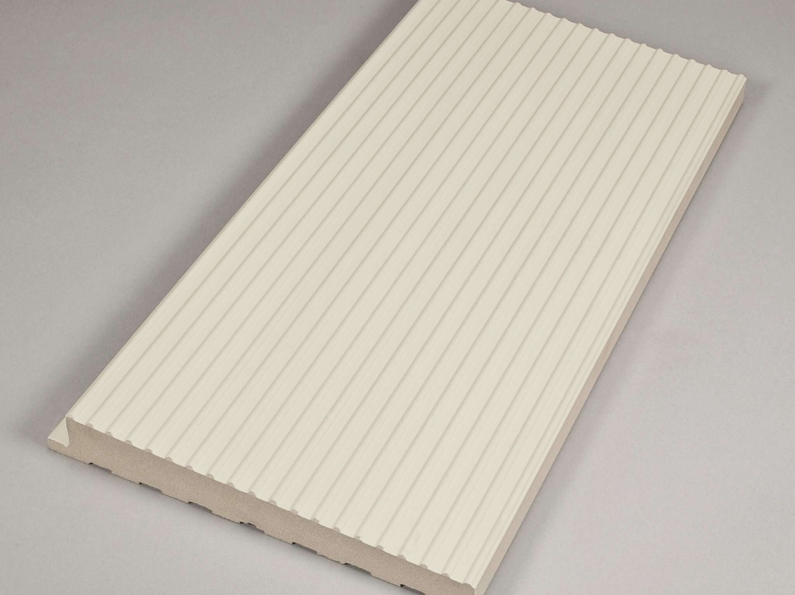 Grey-beige rifliuota baseino krašto plytelė su nuolydžiu  