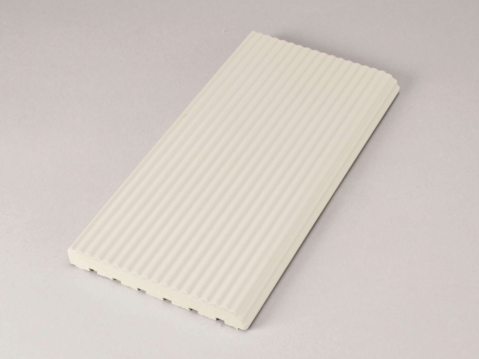 Grey-beige rifliuota Finland baseino krašto plytelė užapvalinta briauna