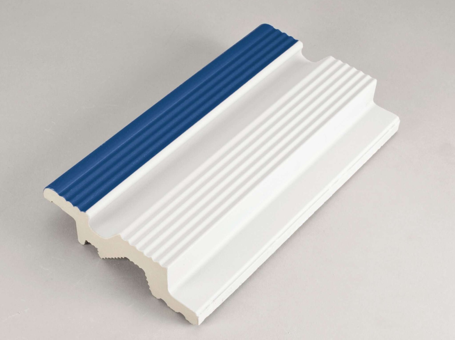 Active white / active azure Finland baseino krašto elementas su atbraila grotelėms