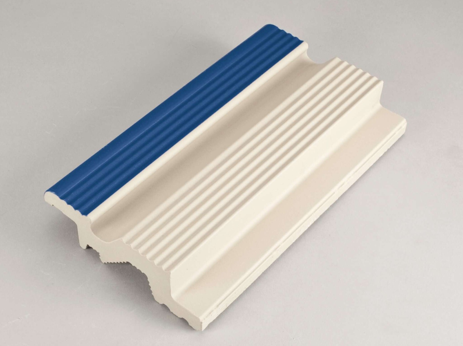 Grey-beige / active azure Finland baseino krašto elementas su atbraila grotelėms
