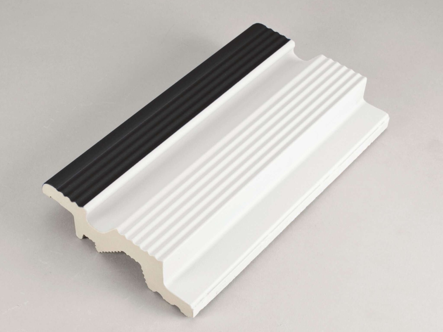 Active white / deep black Finland baseino krašto elementas su atbraila grotelėms