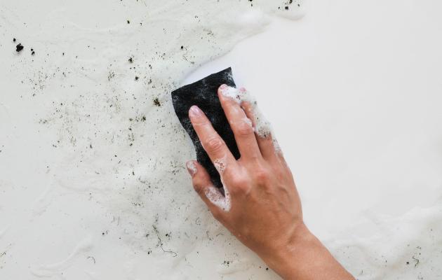 Kaip i&scaron;valyti pelėsį tarp plytelių? 